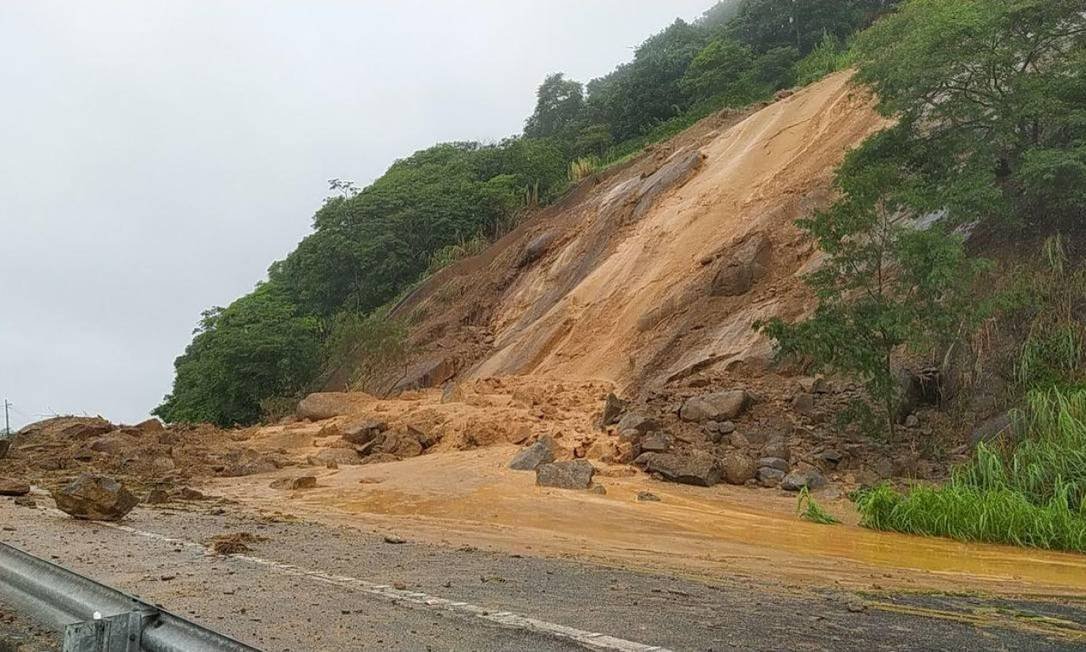 Chuvas em Angra: PRF orienta motoristas a não usarem BR-101; Rio-Santos tem 11 pontos de interdição após chuvas