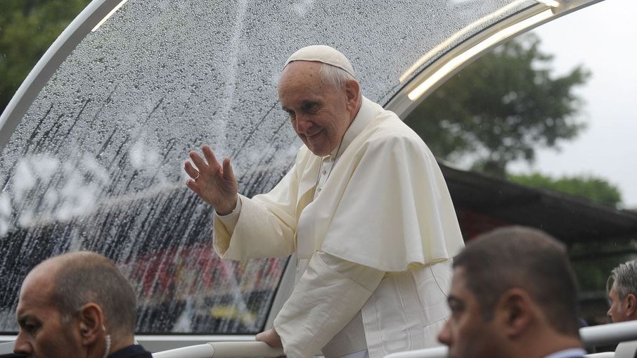 Papa Francisco diz que igreja não rejeita católicos homossexuais