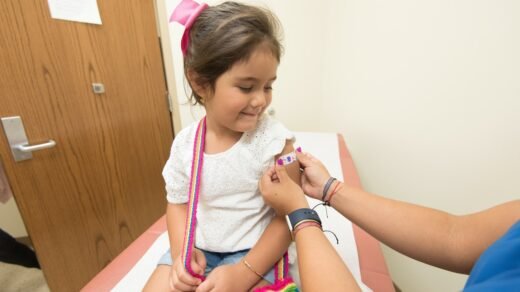Vacinação contra pólio e sarampo chega às escolas em maio