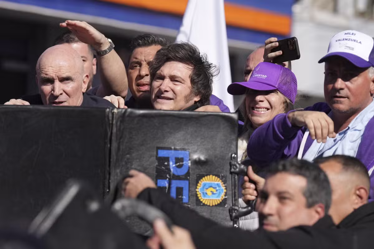 Javier Milei é retirado às pressas de ato de campanha após ataque em Buenos Aires 1 ap25239671101916